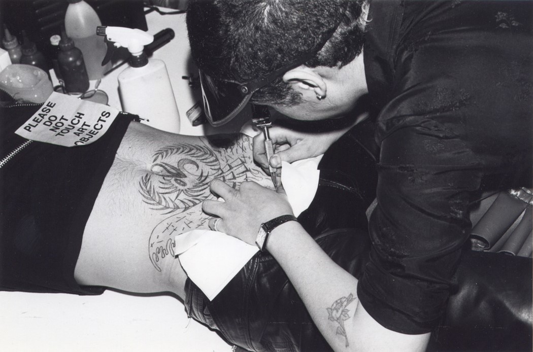 25 Ruth Marten live-tattooing at the openening of