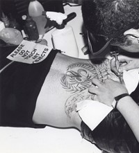 25 Ruth Marten live-tattooing at the openening of 