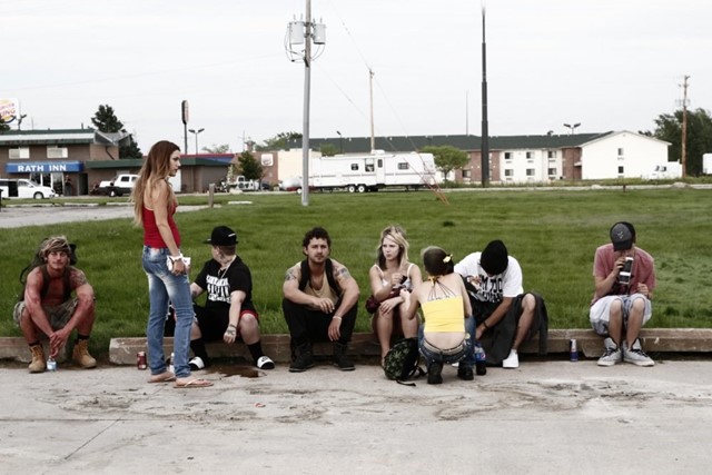 american-honey-2016-002-kids-on-pavement