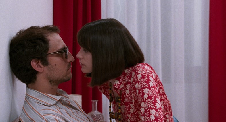Louis Garrel as Jean-Luc Godard and Stacy Martin as Anne Wia