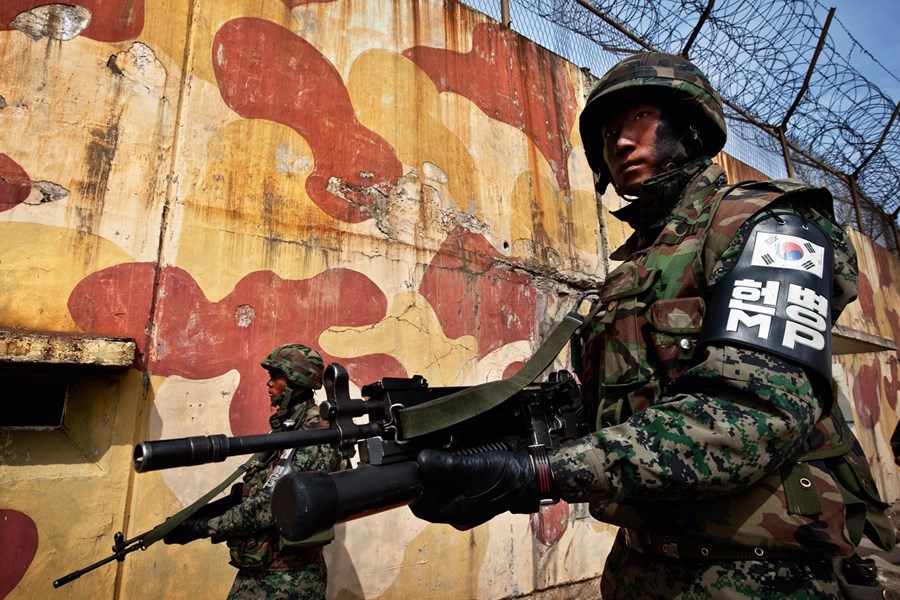 DMZ: Demilitarized Zone of Korea Park Jongwoo