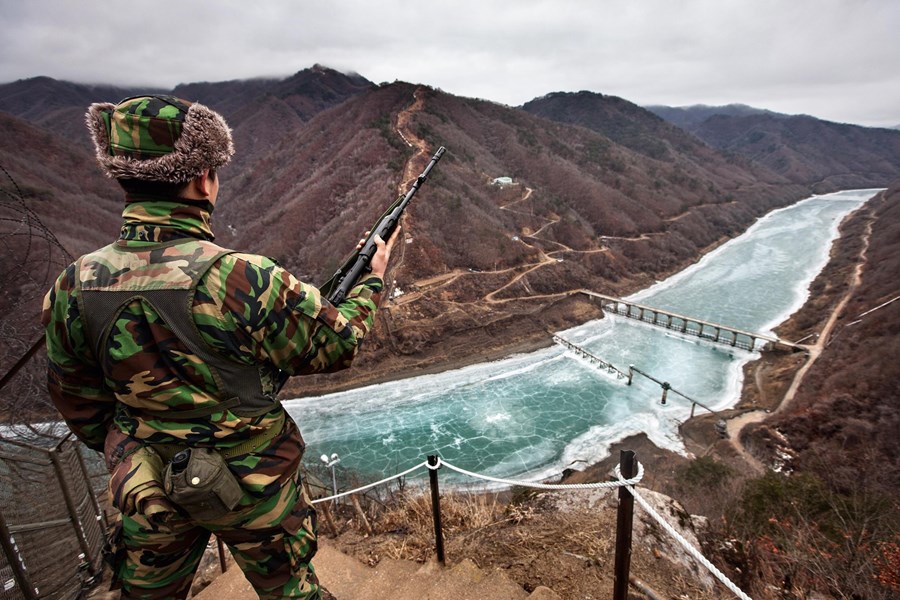 DMZ: Demilitarized Zone of Korea Park Jongwoo